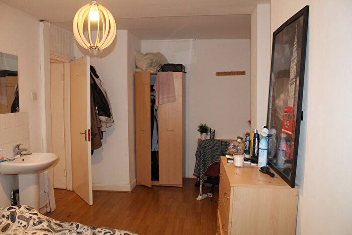 4 Bedroom Semi-Detached House To Rent In Leicester Grove, Leeds, LS7
