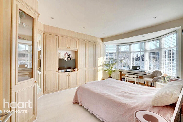 5 Bedroom Semi-Detached House For Sale In Hillfield Park, London, N21