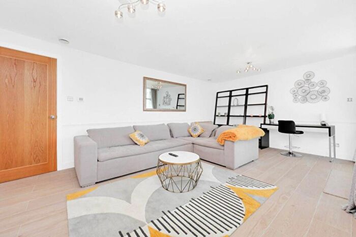 2 Bedroom Flat To Rent In Manchester Road, Canary Wharf, London, E14