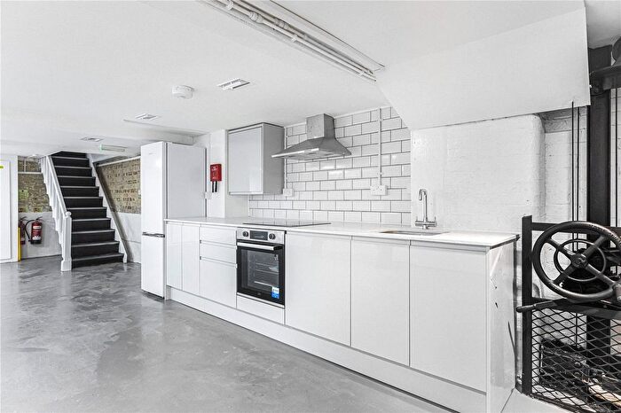 2 Bedroom Flat For Sale In Hackney Road, London, E2
