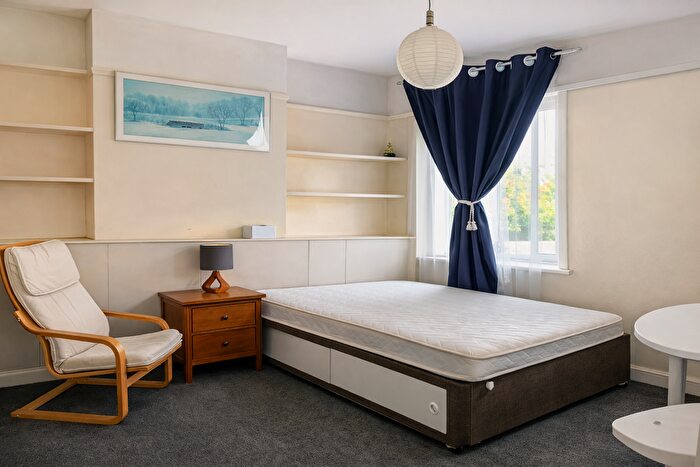 3 Bedroom Flat To Rent In Old Oak Common Lane, London, W3