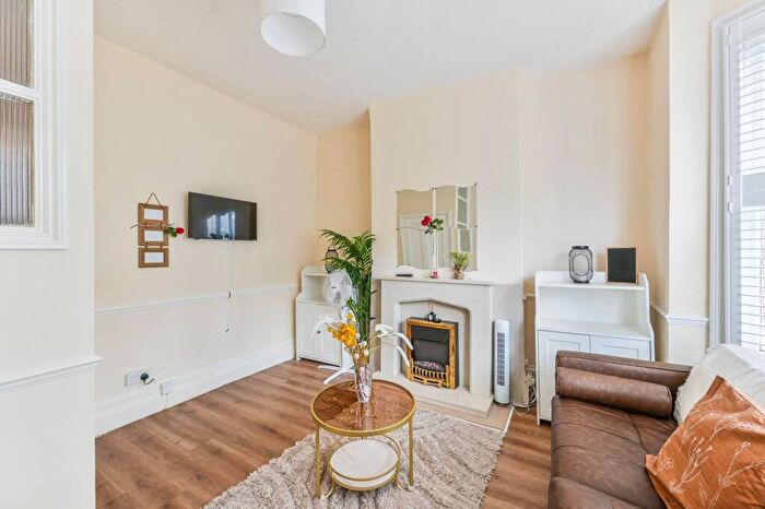 1 Bedroom Flat To Rent In Sugden Road, Clapham Common North Side, London, SW11