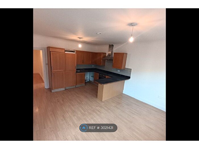 2 Bedroom Flat To Rent In Pitlake, Croydon, CR0