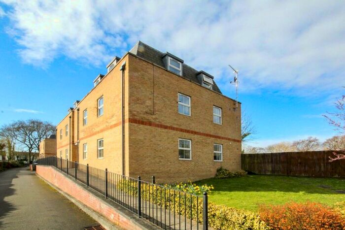 2 Bedroom Flat To Rent In Summer Crossing, Thames Ditton, KT7