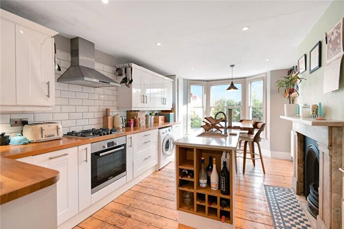 2 Bedroom Flat For Sale In Gowlett Road, Peckham Rye, London, SE15