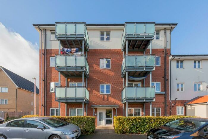 2 Bedroom Flat To Rent In Craigen Gardens, Ilford, IG3
