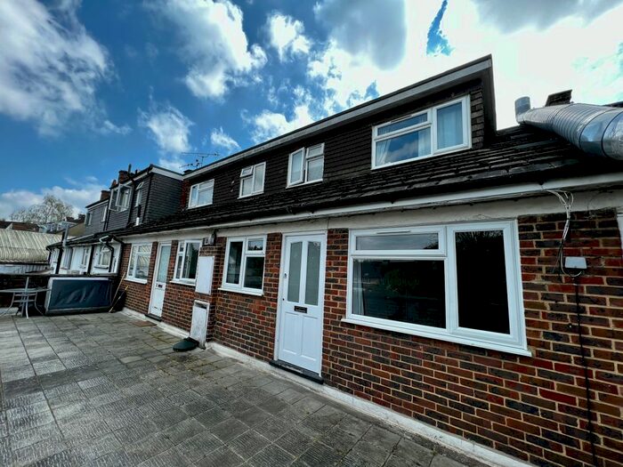 2 Bedroom Flat To Rent In Ewell Road, Cheam, Sutton, SM3