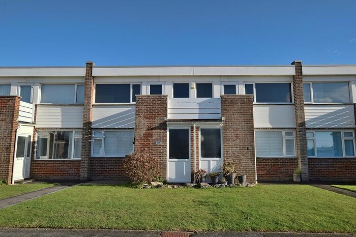 2 Bedroom Flat To Rent In White Horses, Marine Drive, Barton On Sea, Hampshire., BH25
