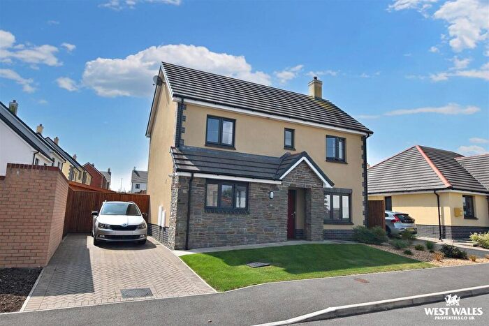 3 Bedroom Detached House For Sale In Cornfield Walk, Sageston, SA70