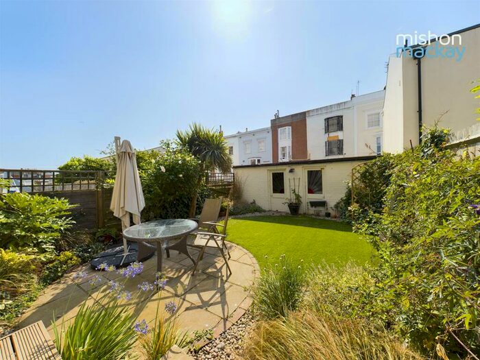 2 Bedroom Flat To Rent In Brunswick Place, Hove, BN3