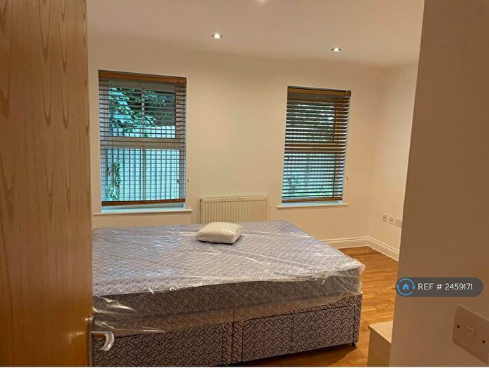 2 Bedroom Flat To Rent In Cambridge Court, High Barnet, EN5