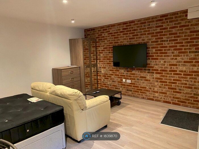 1 Bedroom Flat To Rent In Market Street, Stourbridge, DY8