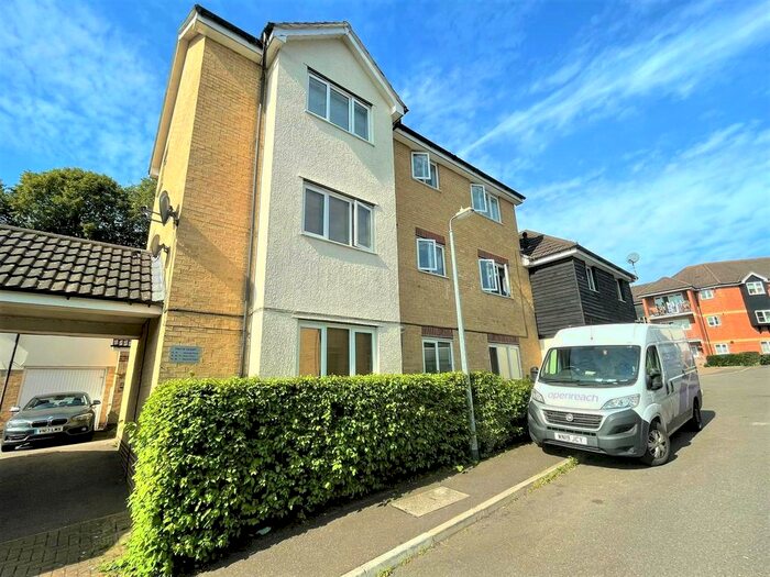 2 Bedroom Flat To Rent In Harris Green, Dunmow, CM6