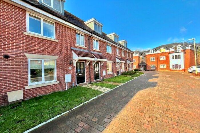 4 Bedroom Town House To Rent In Firecracker Drive, Southampton, SO31