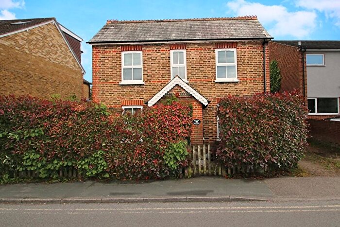 3 Bedroom Detached House For Sale In Queens Road, Knaphill, GU21