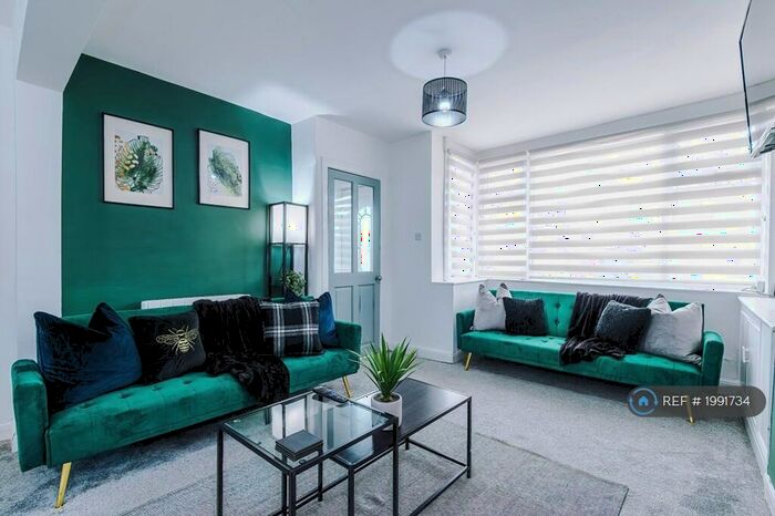 3 Bedroom Semi-Detached House To Rent In Repton Avenue, Droylsden, Manchester, M43