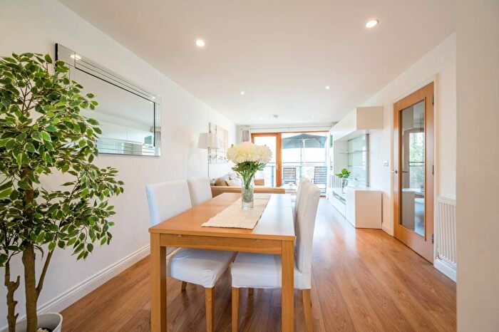 2 Bedroom Flat To Rent In Campbell Road, Bow, London, E3