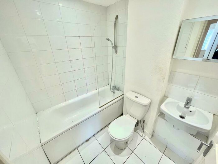 2 Bedroom Flat To Rent In Frazer Close Romford, RM1