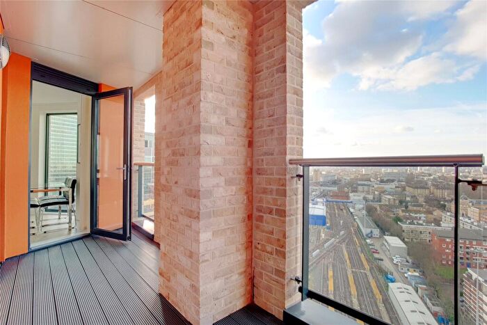 2 Bedroom Apartment To Rent In Roosevelt Tower, Williamsburg Plaza, E14