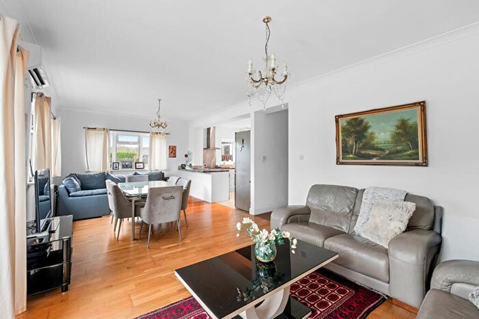 3 Bedroom Detached Bungalow For Sale In Princes Avenue, South Croydon, CR2