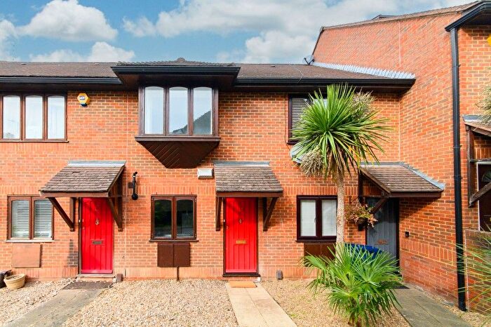 2 Bedroom Terraced House For Sale In Avenue Road, North Finchley, N12
