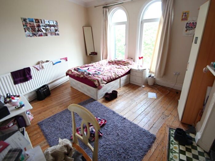 3 Bedroom Flat To Rent In The Crescent, Hyde Park Corner, Hyde Park, Leeds, LS6
