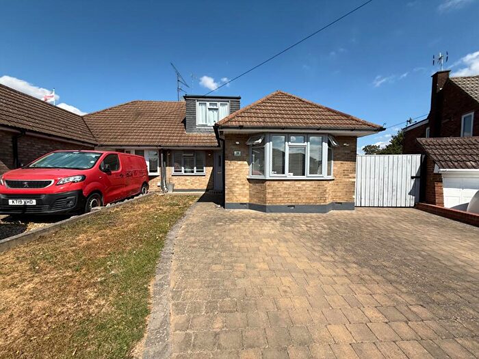 4 Bedroom Semi-Detached House For Sale In Holmwood Close, Dunstable, LU5