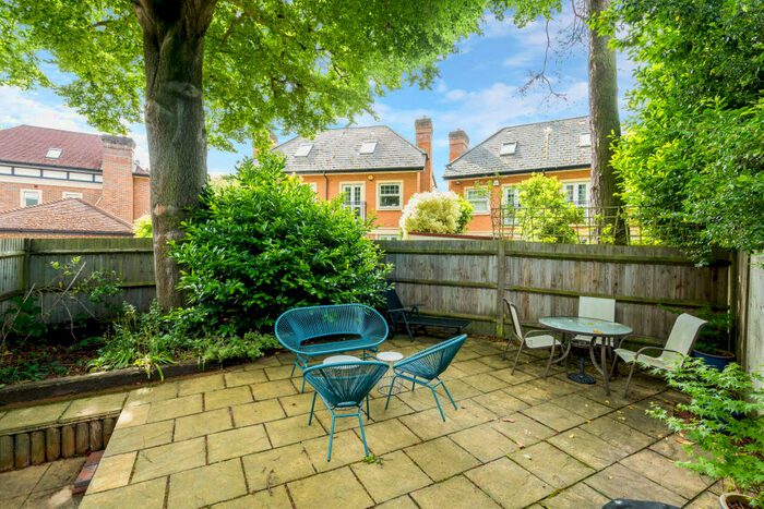 2 Bedroom Apartment To Rent In Sterling Place, Weybridge, KT13