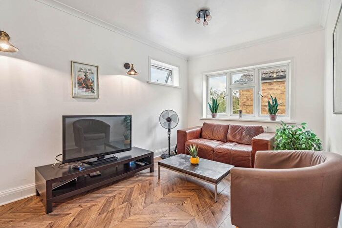 2 Bedroom Maisonette For Sale In Queens Road, Watford, WD17