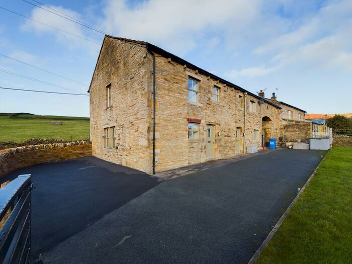 3 Bedroom Barn Conversion To Rent In Langroods Cottages, Bradley, BD20