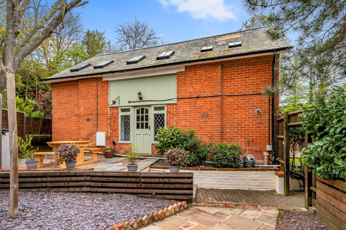 3 Bedroom Barn Conversion To Rent In Southampton Road, Lymington, SO41