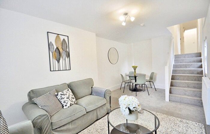 2 Bedroom Flat To Rent In Melrose Gardens, London, W6