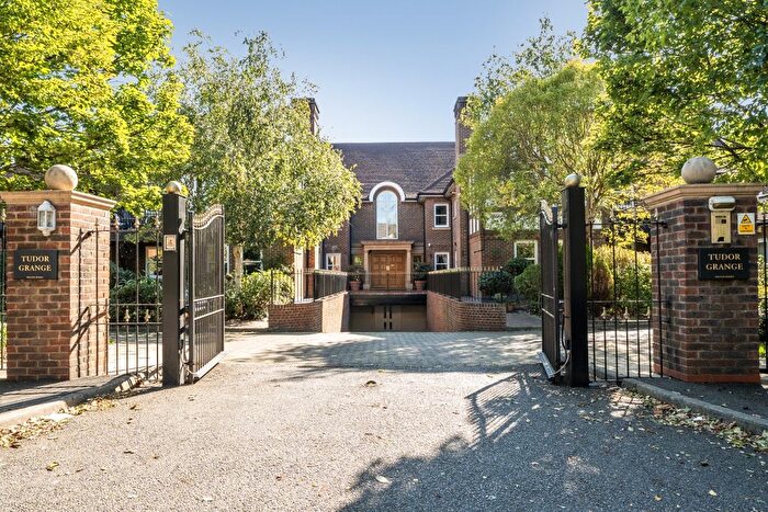 3 Bedroom Flat To Rent In Oatlands Drive, Weybridge, KT13