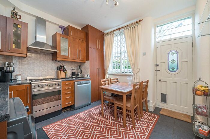 2 Bedroom Flat For Sale In Haarlem Road, London, W14