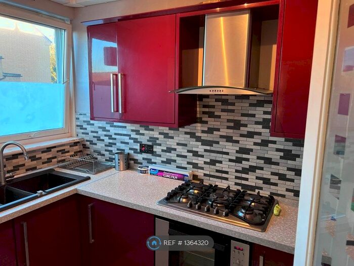 2 Bedroom Flat To Rent In Knee Hill Crescent, London, SE2