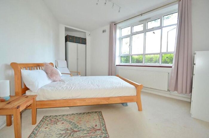 2 Bedroom Apartment To Rent In Maple Road, Hammersmith, KT6