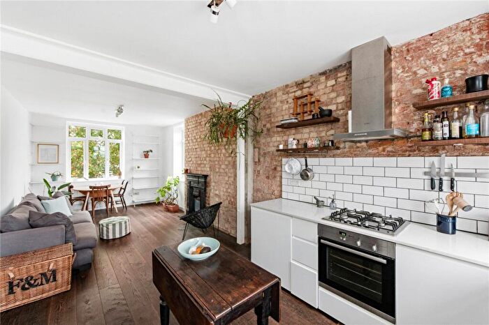 2 Bedroom Apartment For Sale In Shacklewell Lane, London, E8