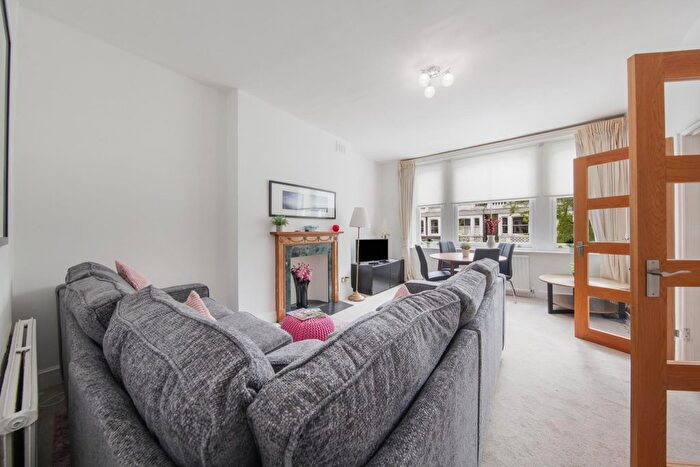 2 Bedroom Flat To Rent In Flaxman House, - Coleherne Road, London, SW10