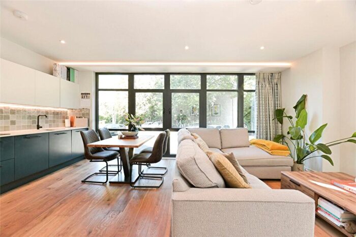 2 Bedroom Flat For Sale In Littleworth Road, Esher, Surrey, KT10