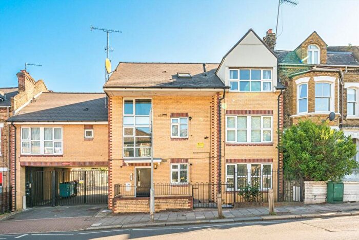 2 Bedroom Flat To Rent In Plough Road, Calpham Junction, SW11
