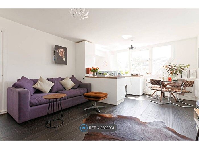 2 Bedroom Flat To Rent In Foxgrove Road, Beckenham, BR3