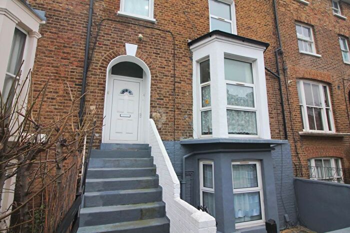 3 Bedroom Flat To Rent In Adelaide Grove, Shepherds Bush, W12