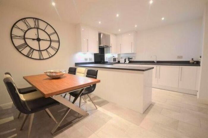 2 Bedroom Flat To Rent In College Court, Stockport, SK4