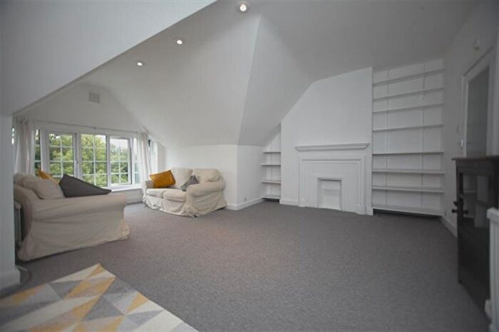 2 Bedroom Flat To Rent In Woodlands, Golders Green, NW11