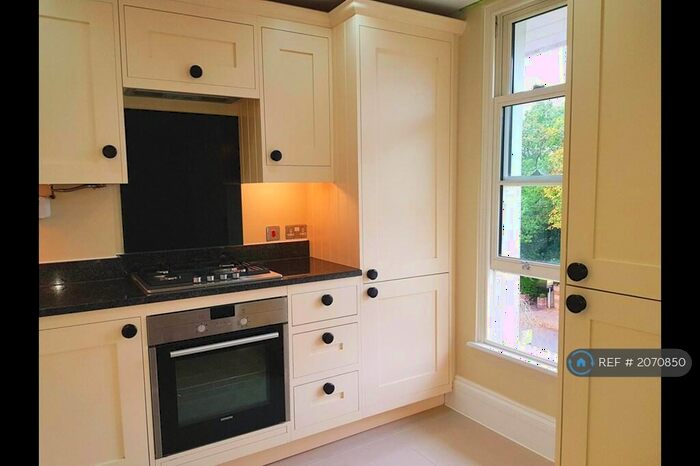 1 Bedroom Flat To Rent In Oak Hill Road, Surbiton, KT6