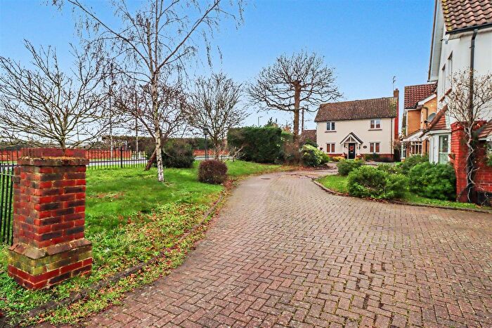 3 Bedroom Detached House For Sale In Carlyle Gardens, Wickford, SS12