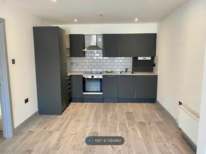 2 Bedroom Flat To Rent In High Road, Benfleet, SS7