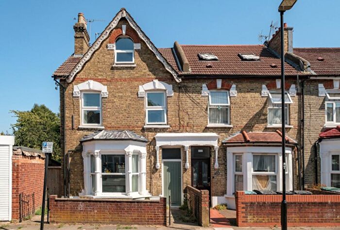 2 Bedroom Flat For Sale In Cheshire Road, London, N22