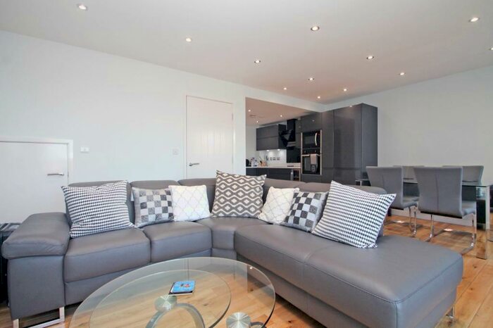 3 Bedroom Flat To Rent In Tate House, City Centre, Leeds, LS2