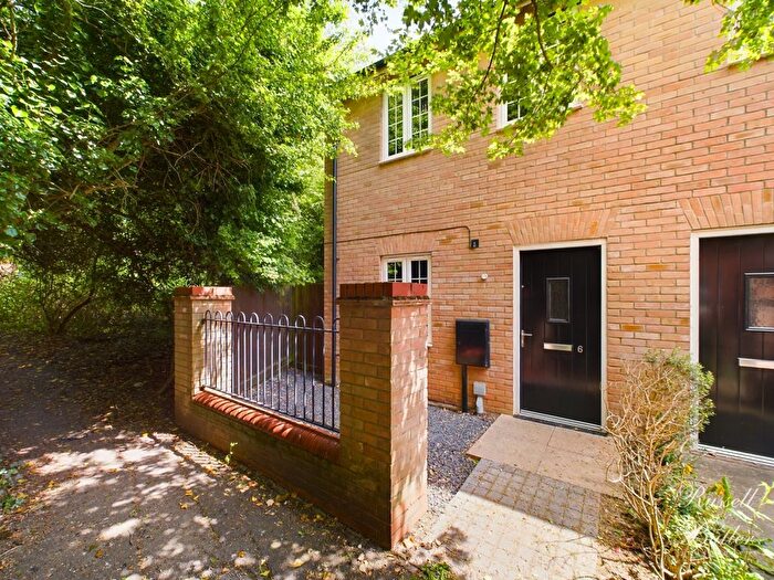 2 Bedroom Semi-Detached House For Sale In Ryeland, Buckingham, MK18